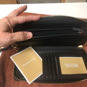 Jet set wallet